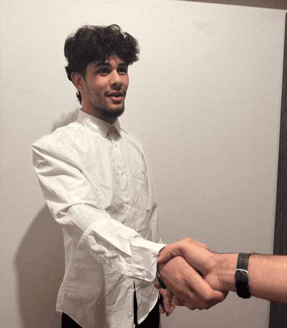 Photo de Ylies serrant la main d'un client