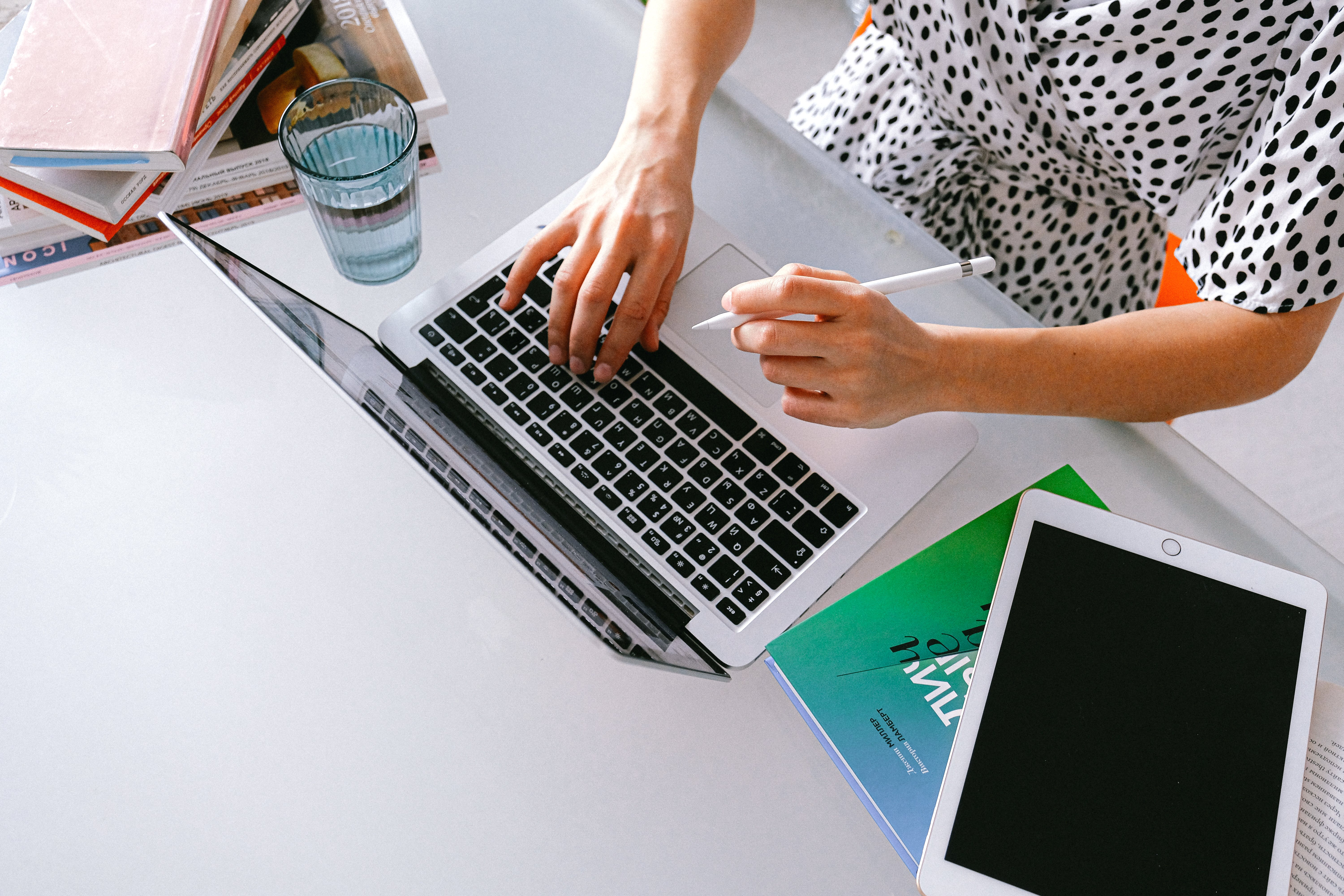 Person using macbook pro writing powerful cold email