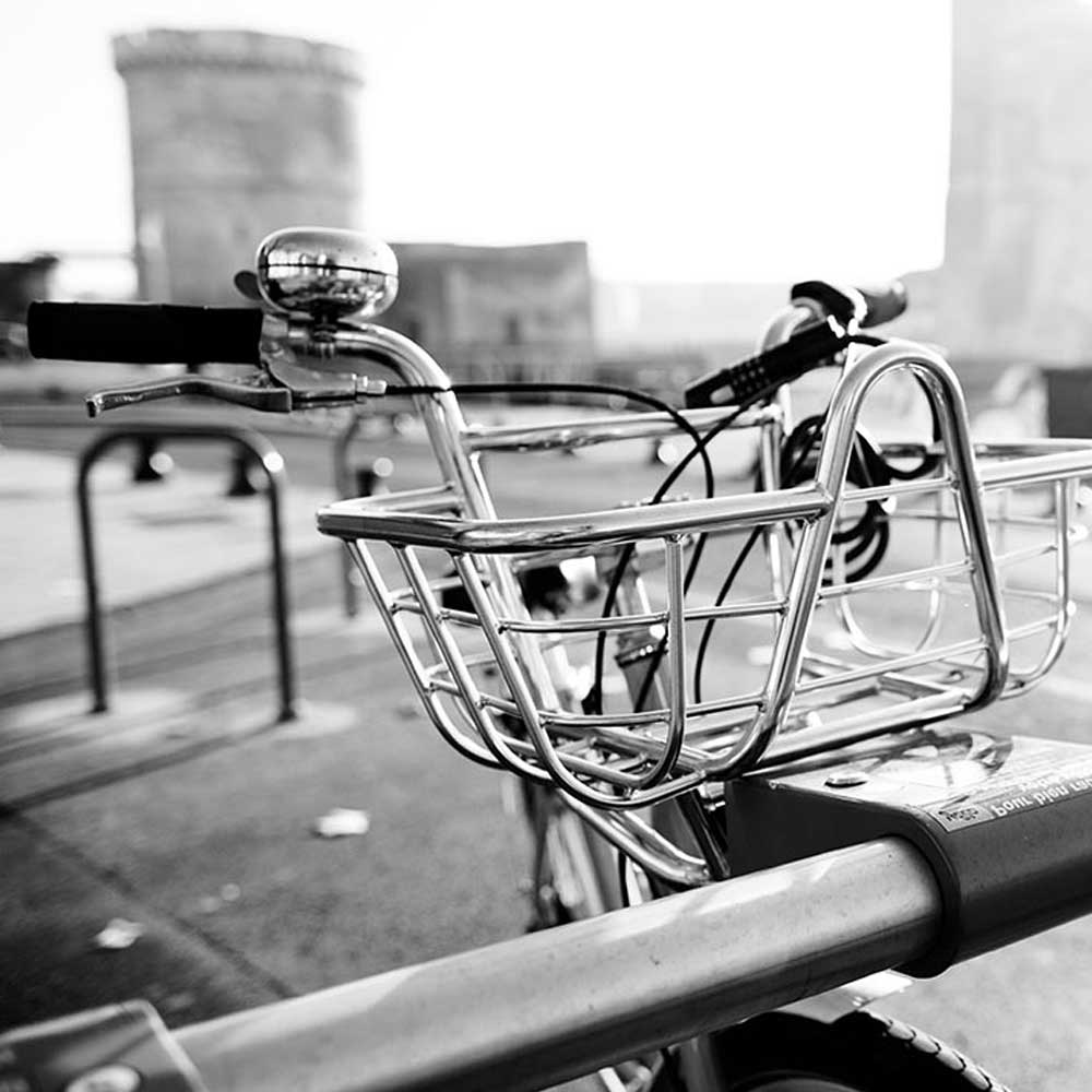 schwarz-weißes Bild eines Fahrrads