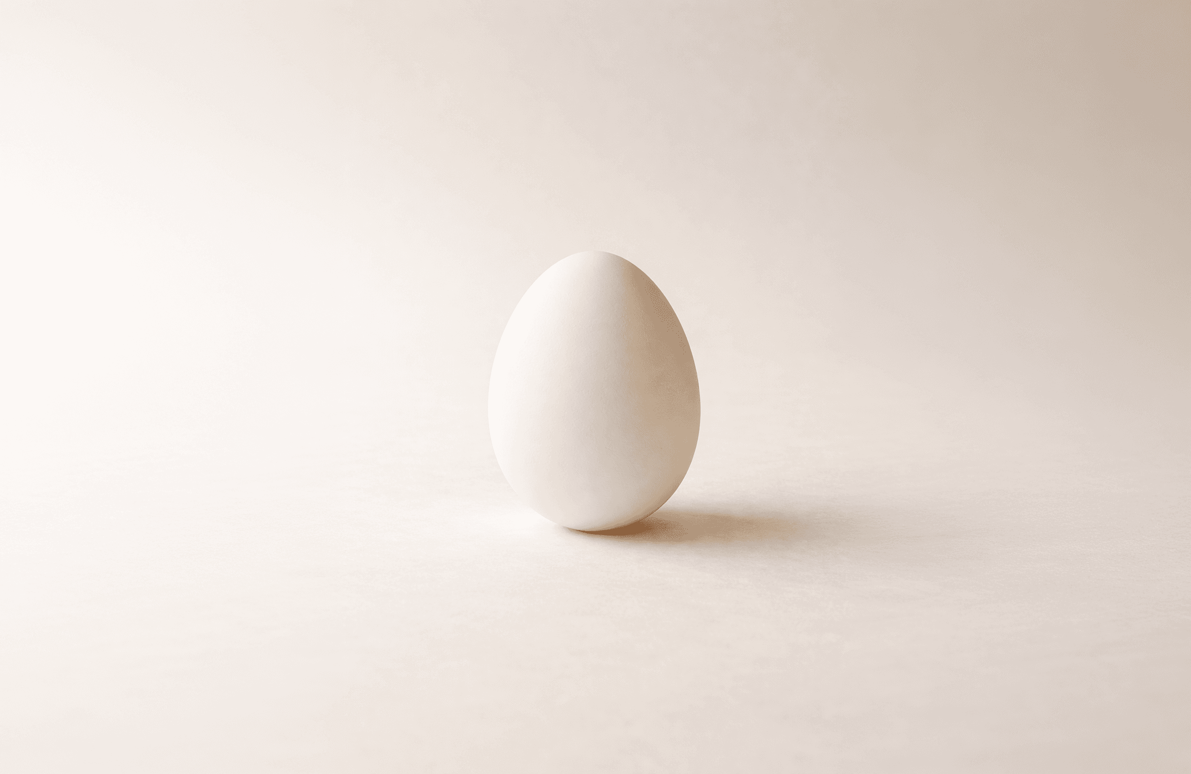Uovo su fondale beige ispirazione di design e packaging