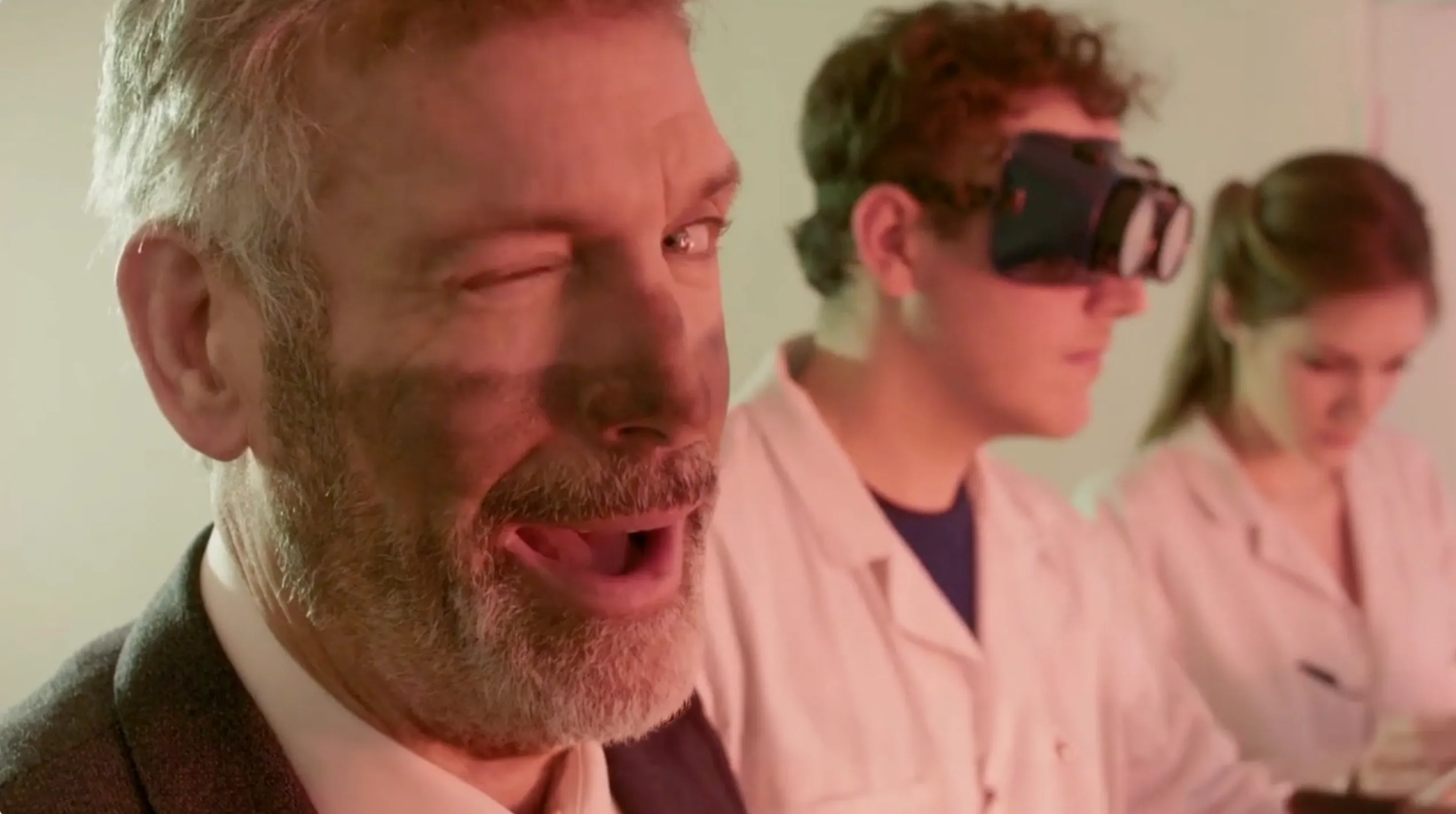 Portrait de l'acteur Ken Samuels lors d'un tournage de film promotionnel pour l'Open Source School, illustrant notre expertise en "Promotion des métiers" et en production audiovisuelle pour valoriser les filières du développement logiciel.