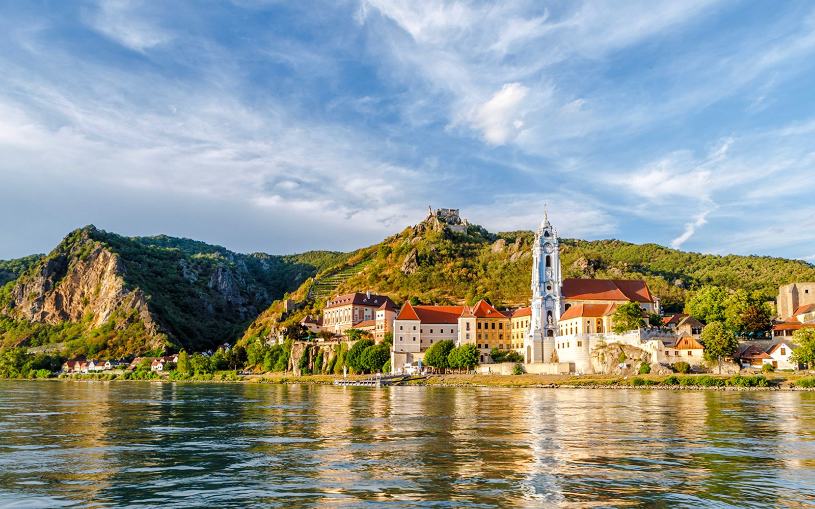 多瑙河遊船之旅，穿越位於克雷姆斯與梅爾克之間的瓦豪河谷。圖片庫圖片 3。