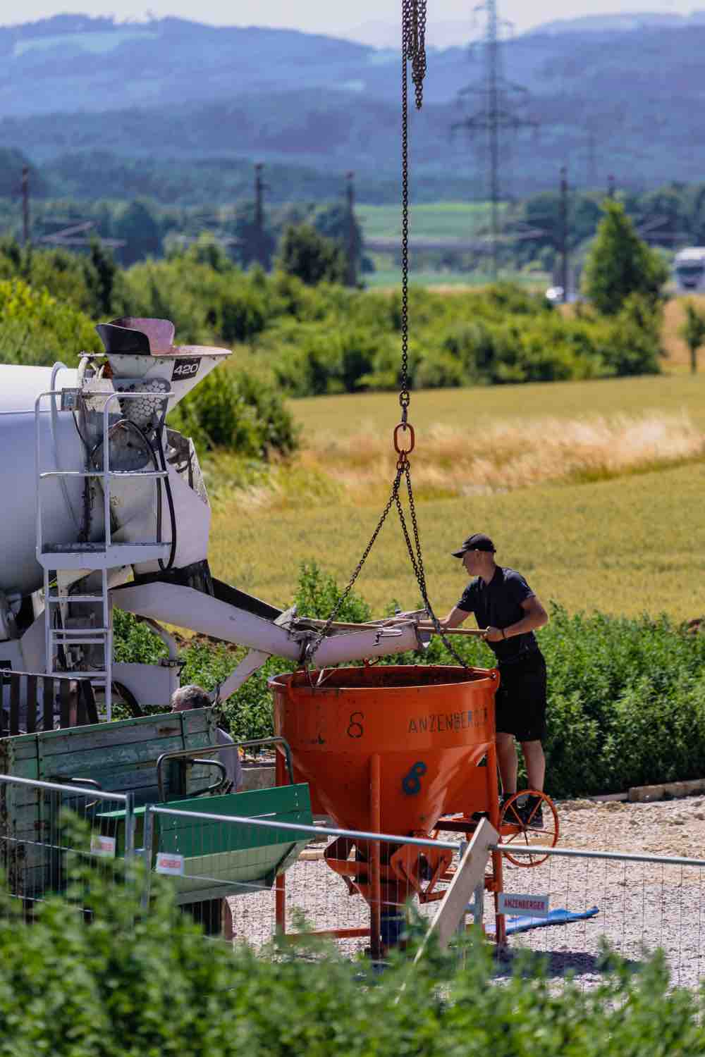 Bauarbeiter und Kran