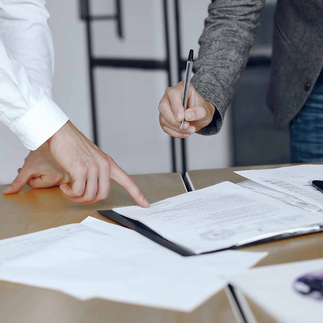 Перевірка та підписання митних паперів