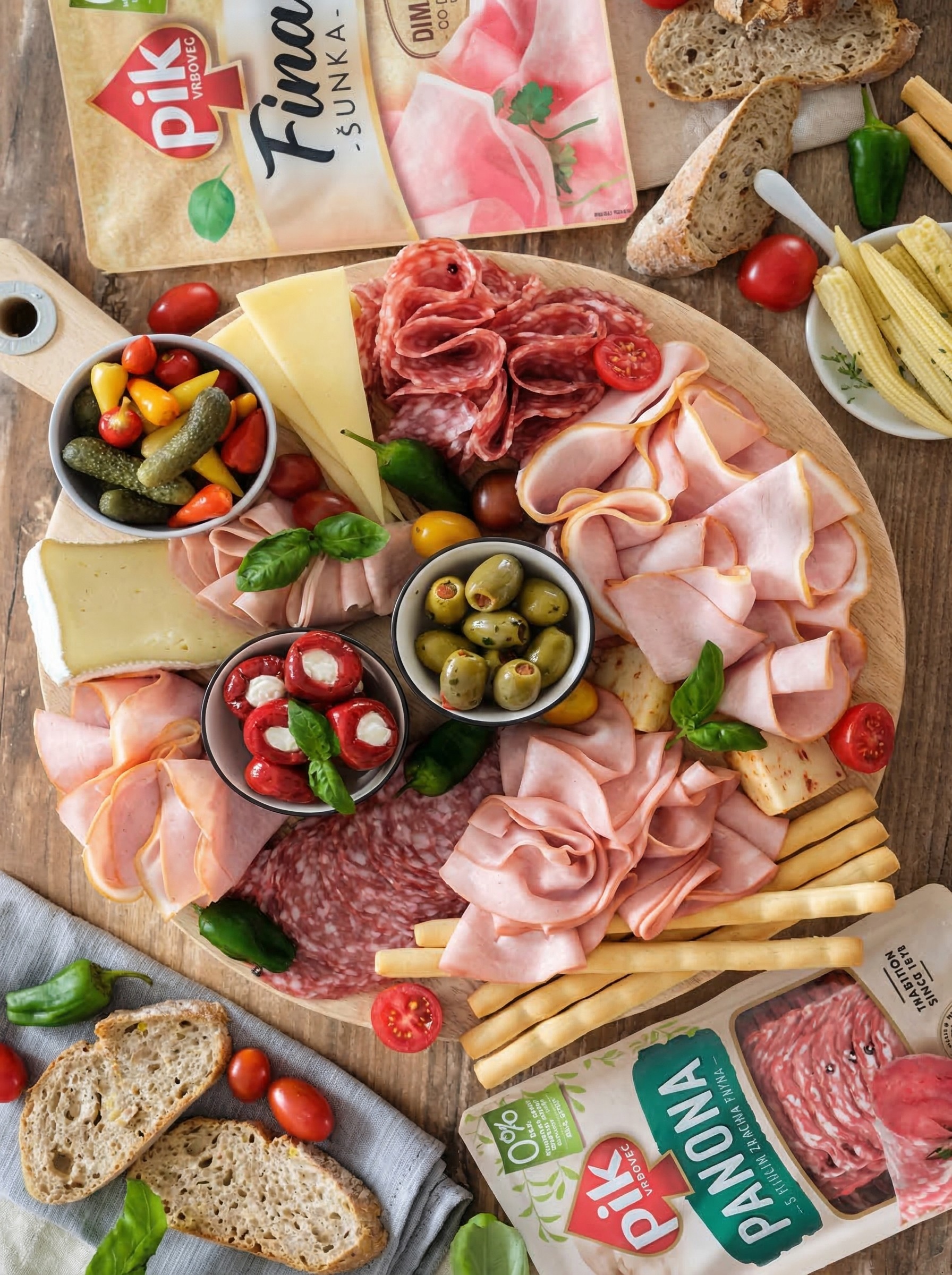 Mediterrane borrelplank met vleeswaren, kazen, olijven en brood gepresenteerd op tafel
