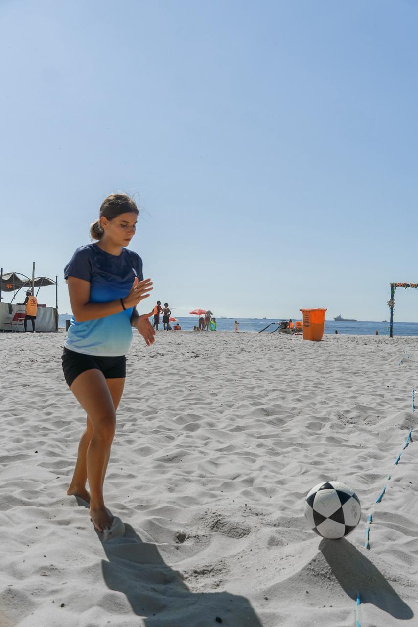 mulher sacando no futevolei