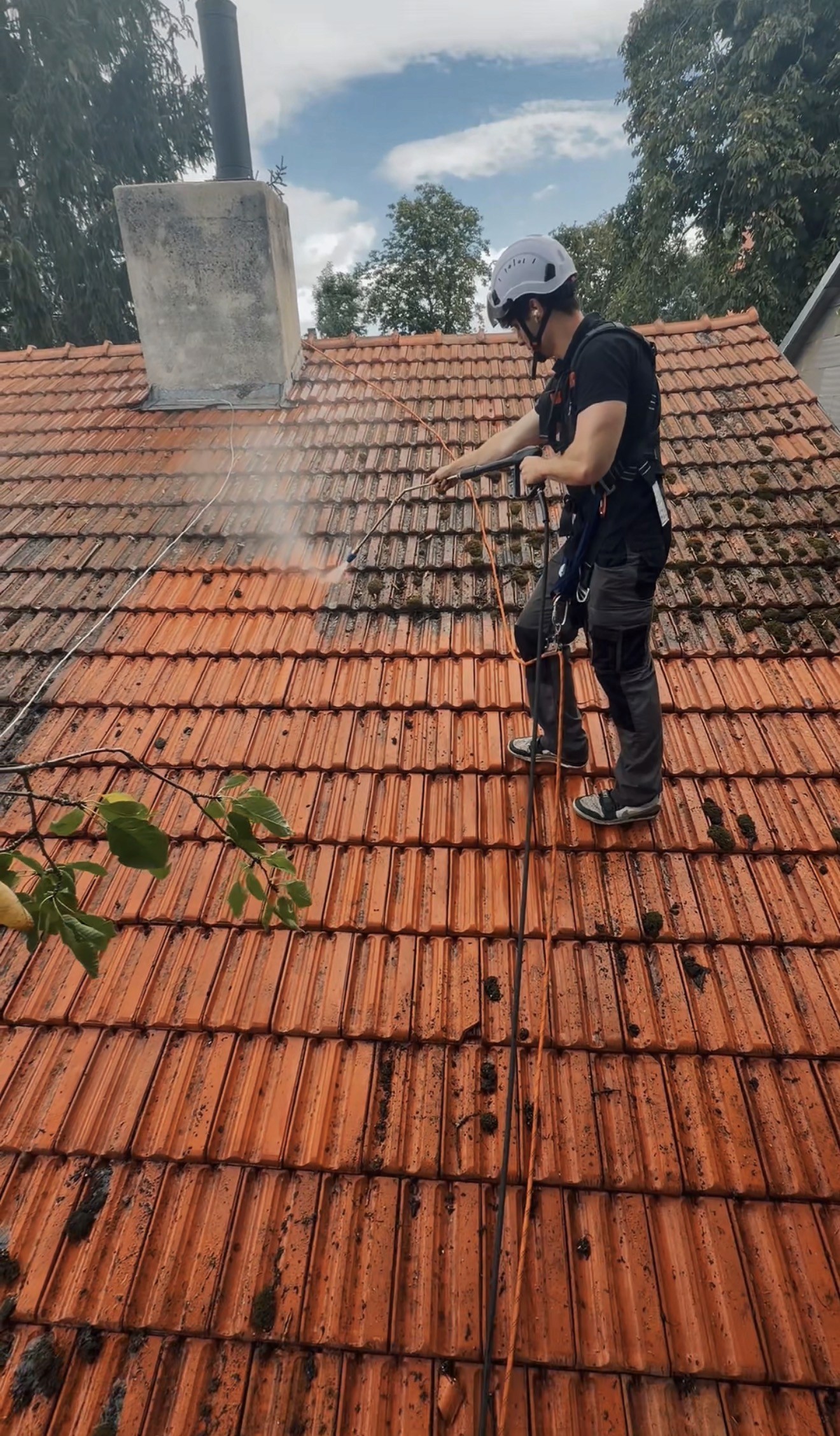 Čištění střechy od mechu a lišejníků tlakovou vodou – MECHOFF
