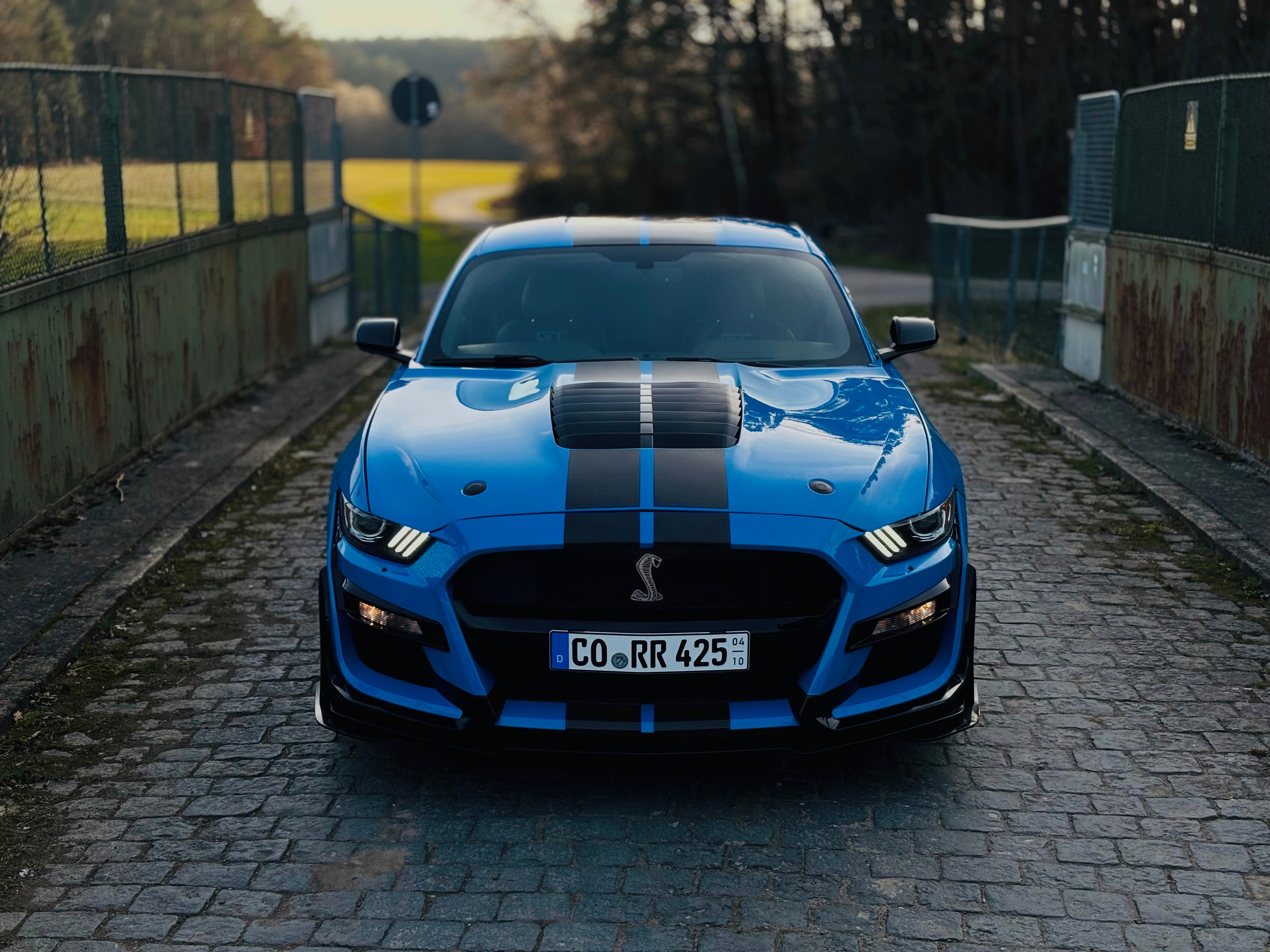 Ford Mustang in Blau Front Ansicht