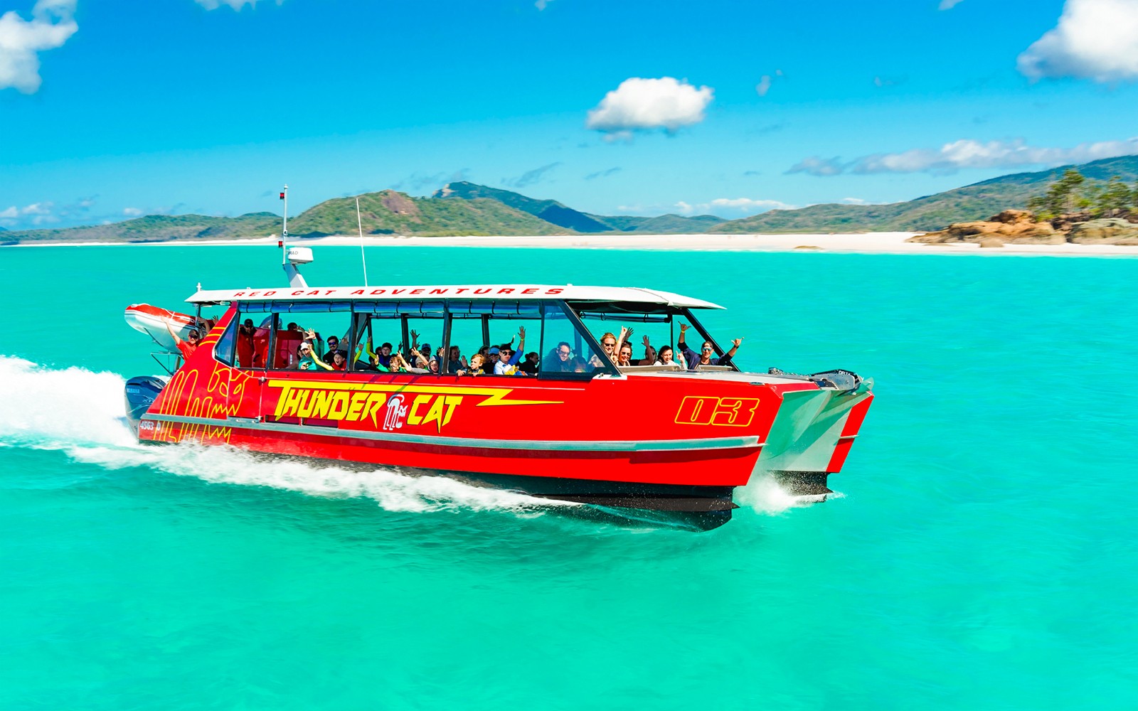 שייט בסירת Thundercat במים הטורקיזיים של הוויטסנדייס, אוסטרליה.