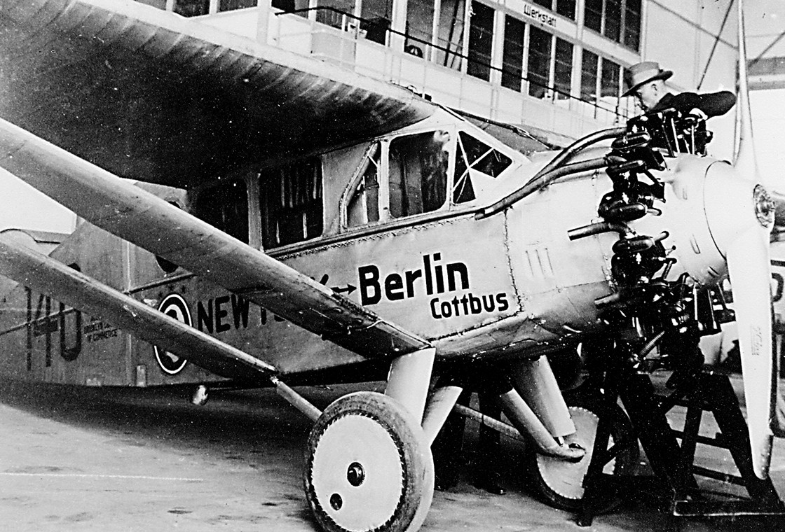 Historisches Flugzeug wird von Mechanikern in Hangar gewartet
