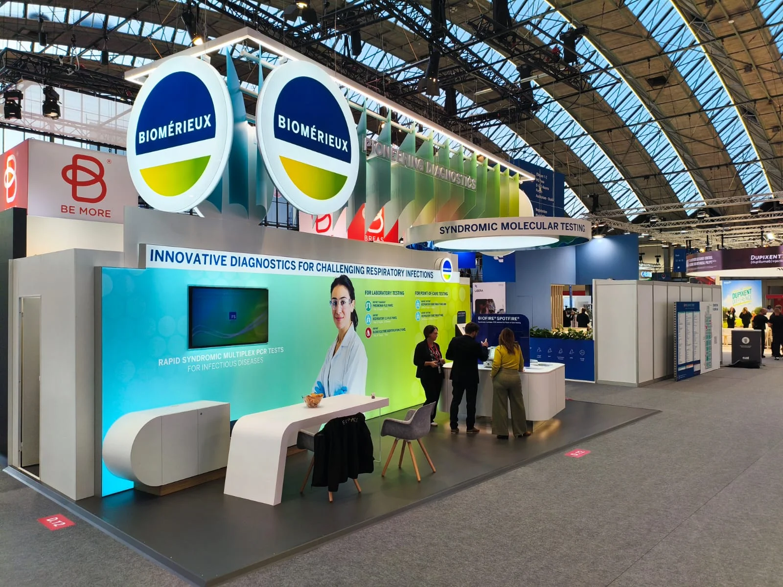 stand Biomérieux au salon ERS 2025 à Amsterdam avec bandeau suspendu et murs rétroéclairés
