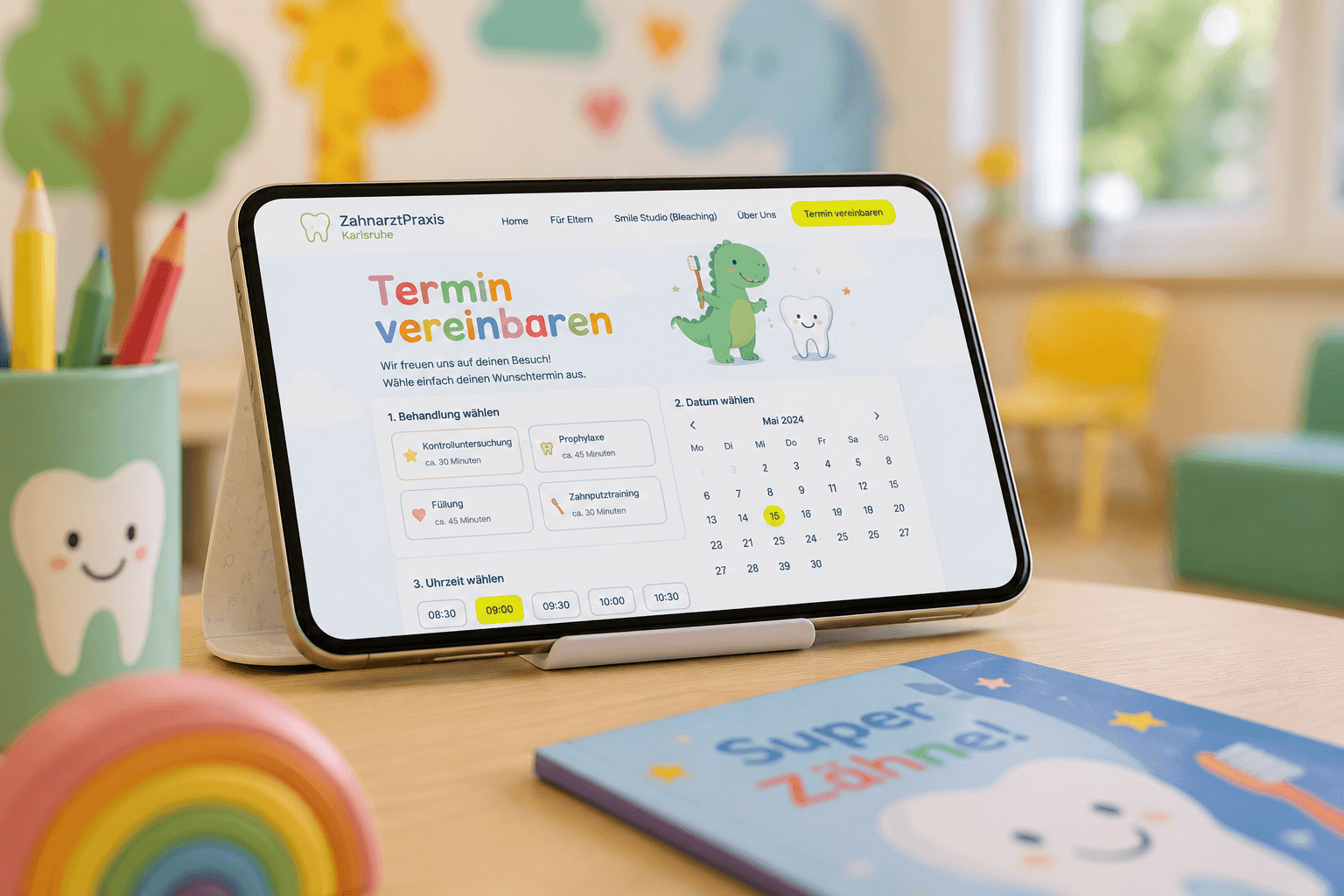 Kindgerechter Terminplaner einer Kinderzahnarztpraxis mit bunten Illustrationen, lachendem Zahn, fröhlichem Oktopus und farbigen Feldern für Datum, Uhrzeit und Behandlung.