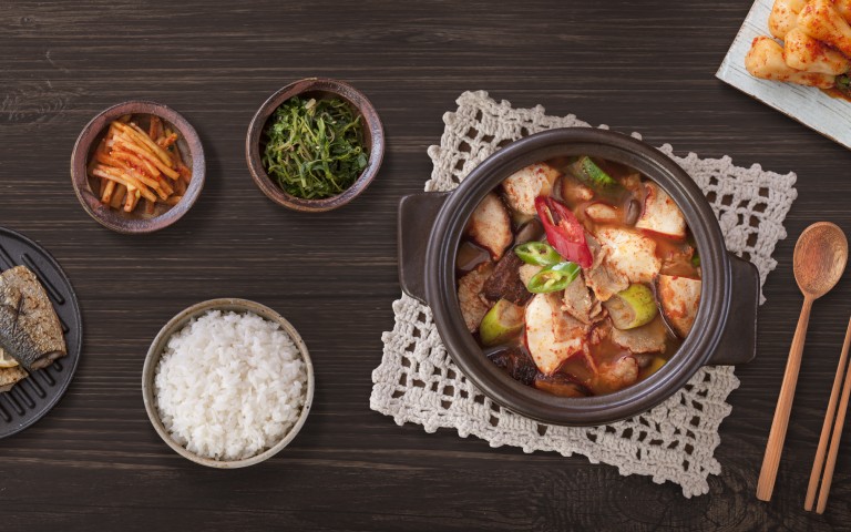 된장찌개와 밥, 반찬이 한 상에 정갈하게 차려진 한식 식탁 이미지