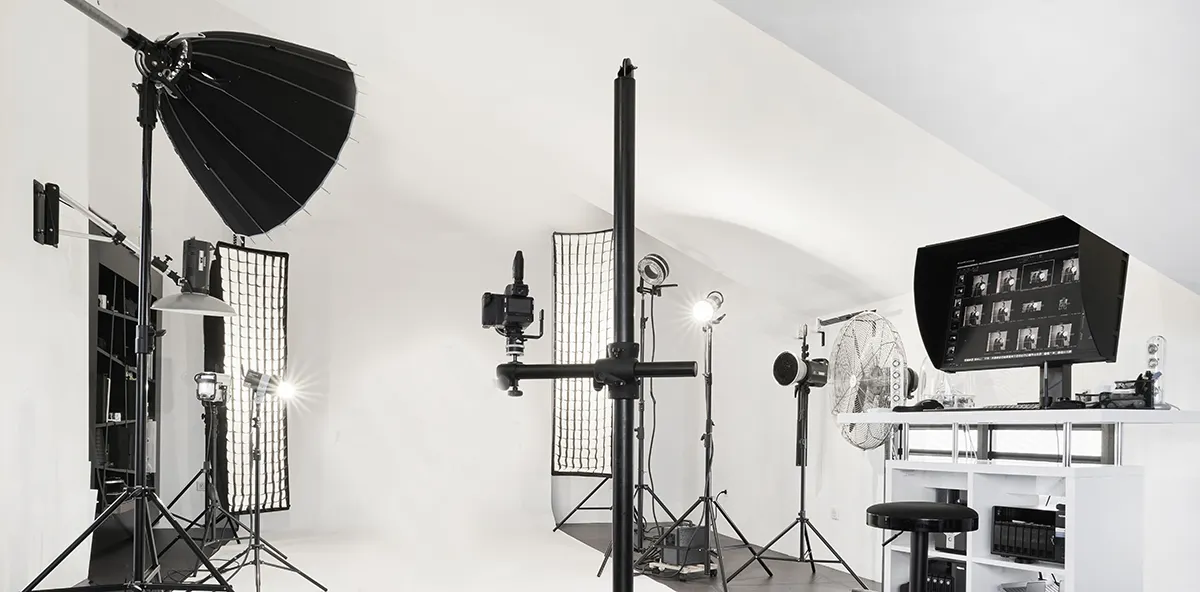 Studio photo professionnel de David Dijoux à l'Île de la Réunion (974). Espace de production visuelle équipé de matériel d'éclairage haut de gamme pour shootings de mode, publicité et portraits corporate. Coulisses d'un plateau de tournage et de photographie haute performance.