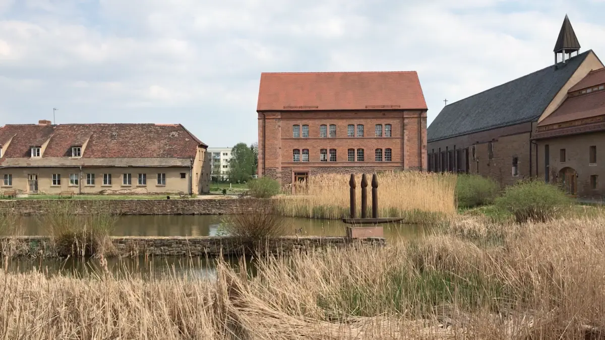Isometrische Zeichnung eines Bauprojekts mit mehreren Gebäuden und markierten Strukturen in Rot
