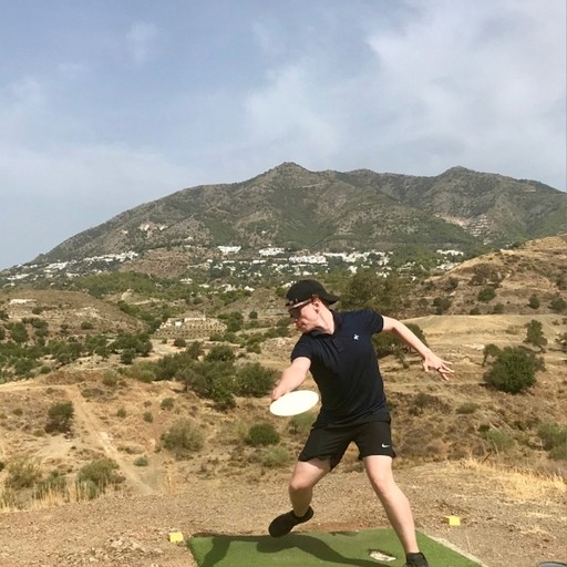 Tomi Panula throwing a disc in Disc Golf Park Mijas