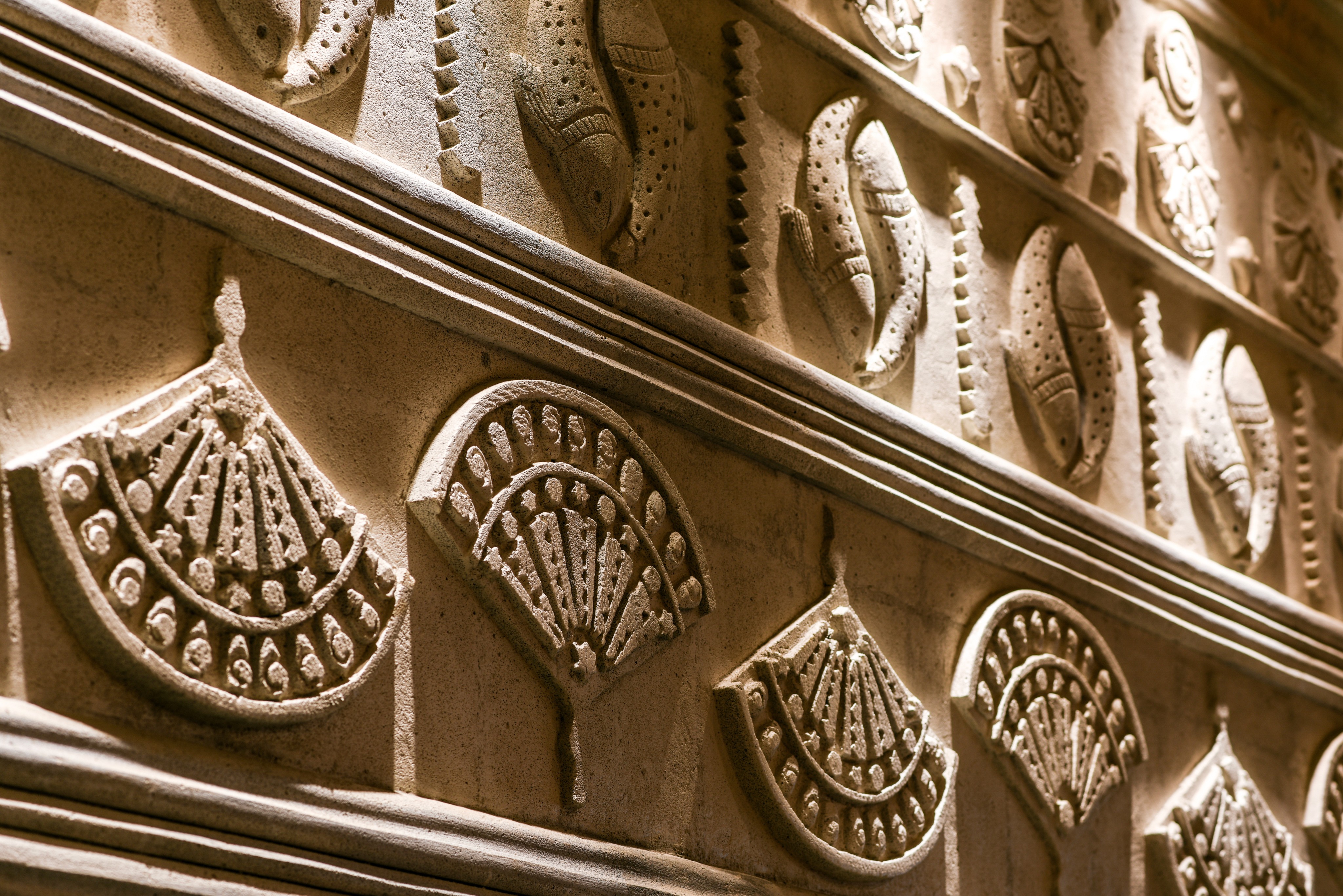 Decorative wall with carved fan and fish patterns