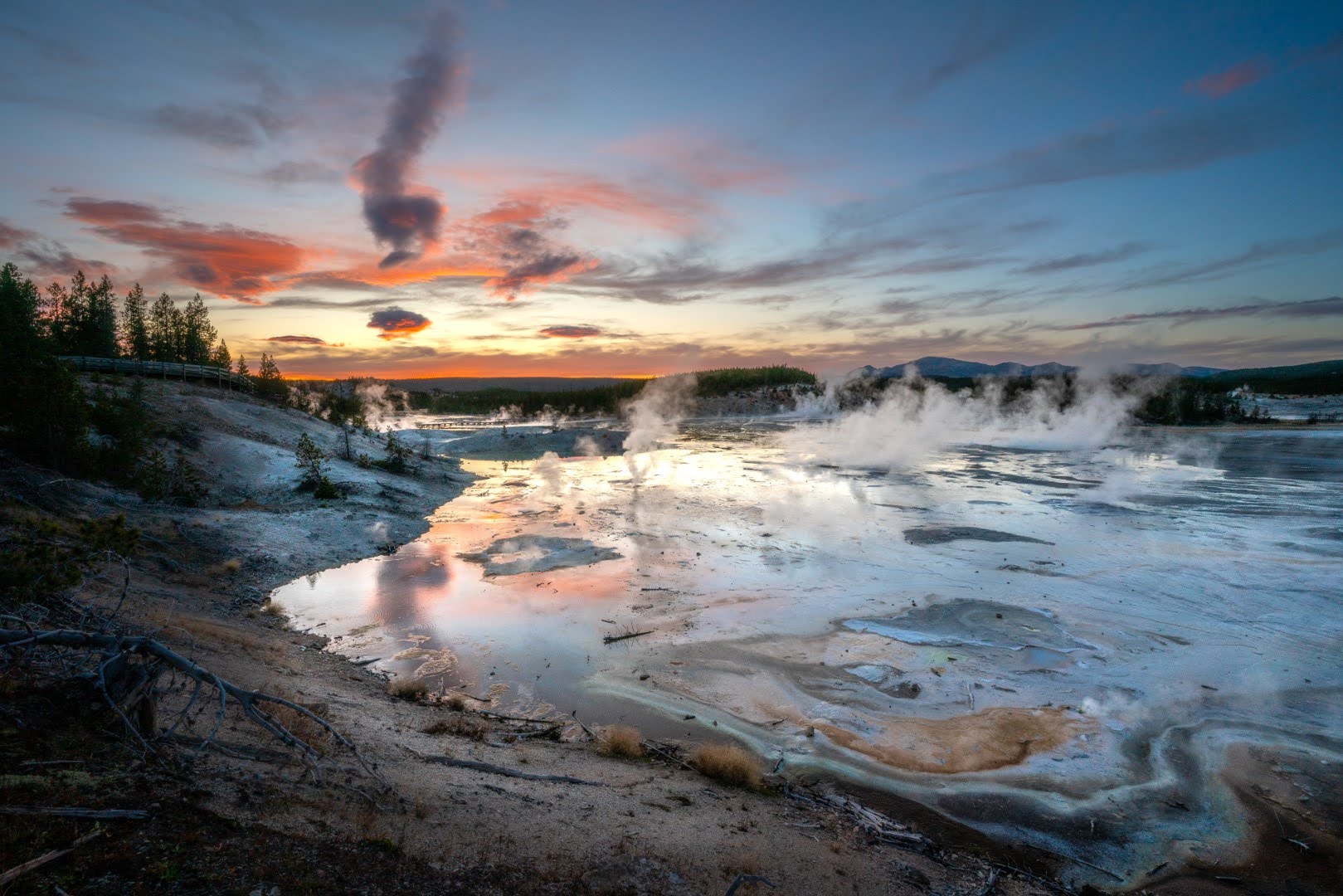 Zone géothermique de Yellowstone au coucher du soleil photographiée en voyage photo