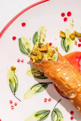 Entrée maison servie dans une assiette en céramique