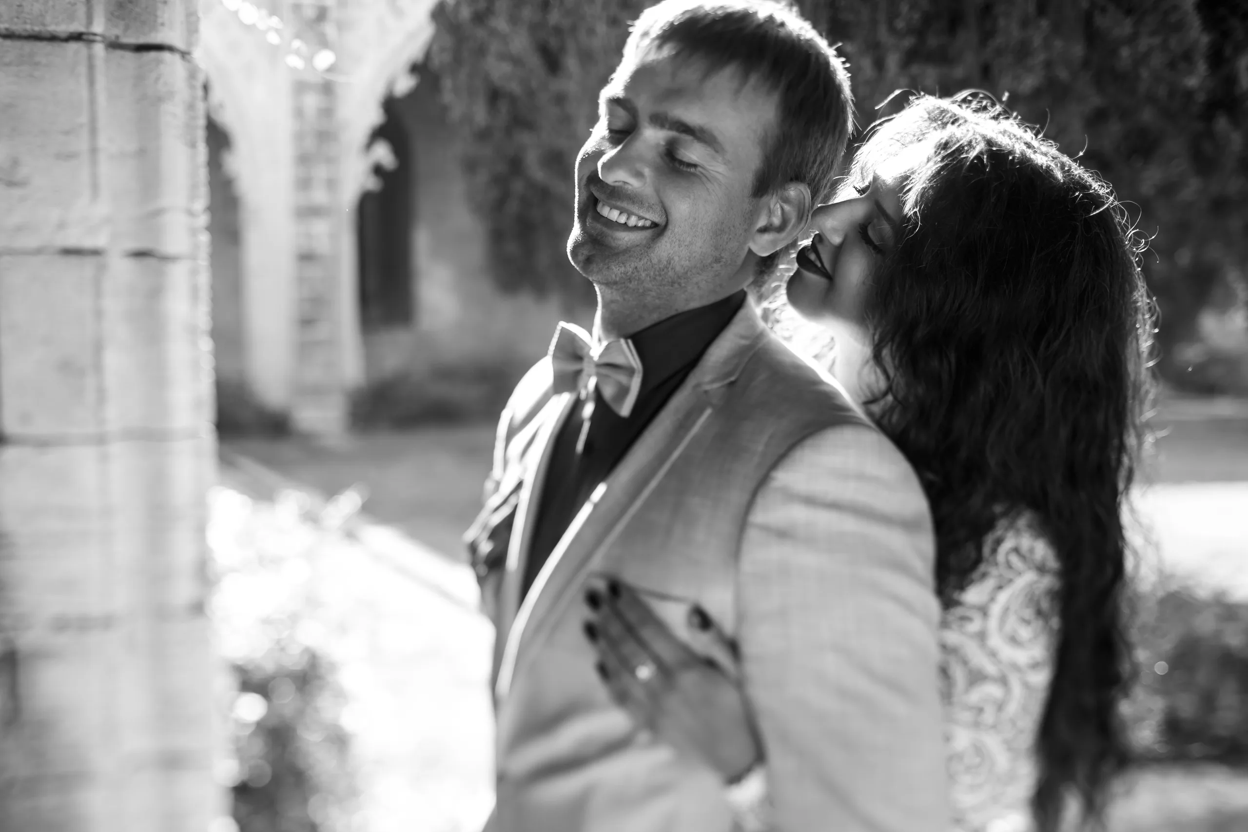 casal sorrindo em ensaio fotográfico em preto e branco