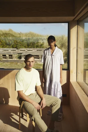 Dans le lookbook de la marque Danoise Another Aspect, le mannequin porte un costume gris et une chemise blanche