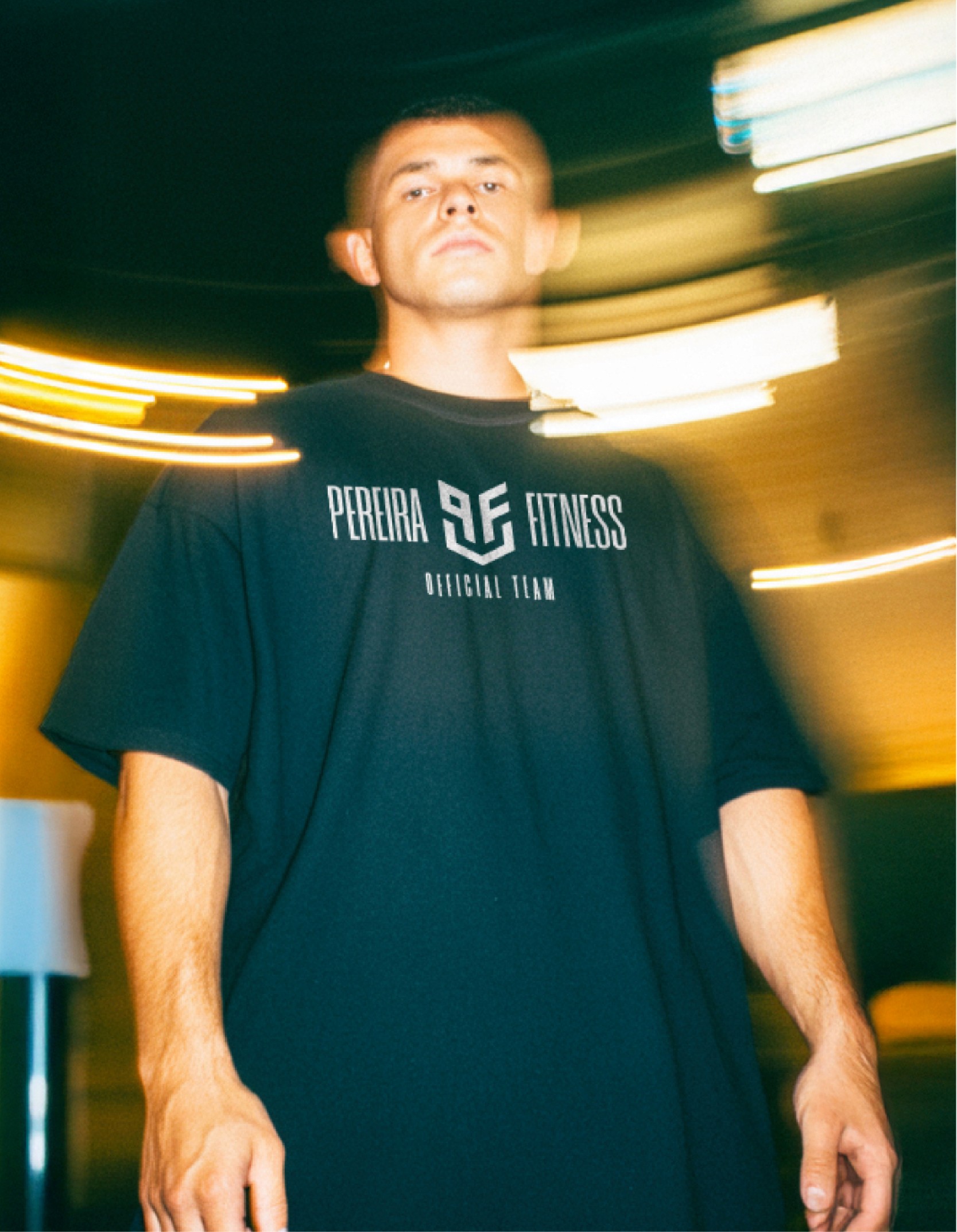 Empleado de Retek en el taller, mirando a cámara con su polo de trabajo