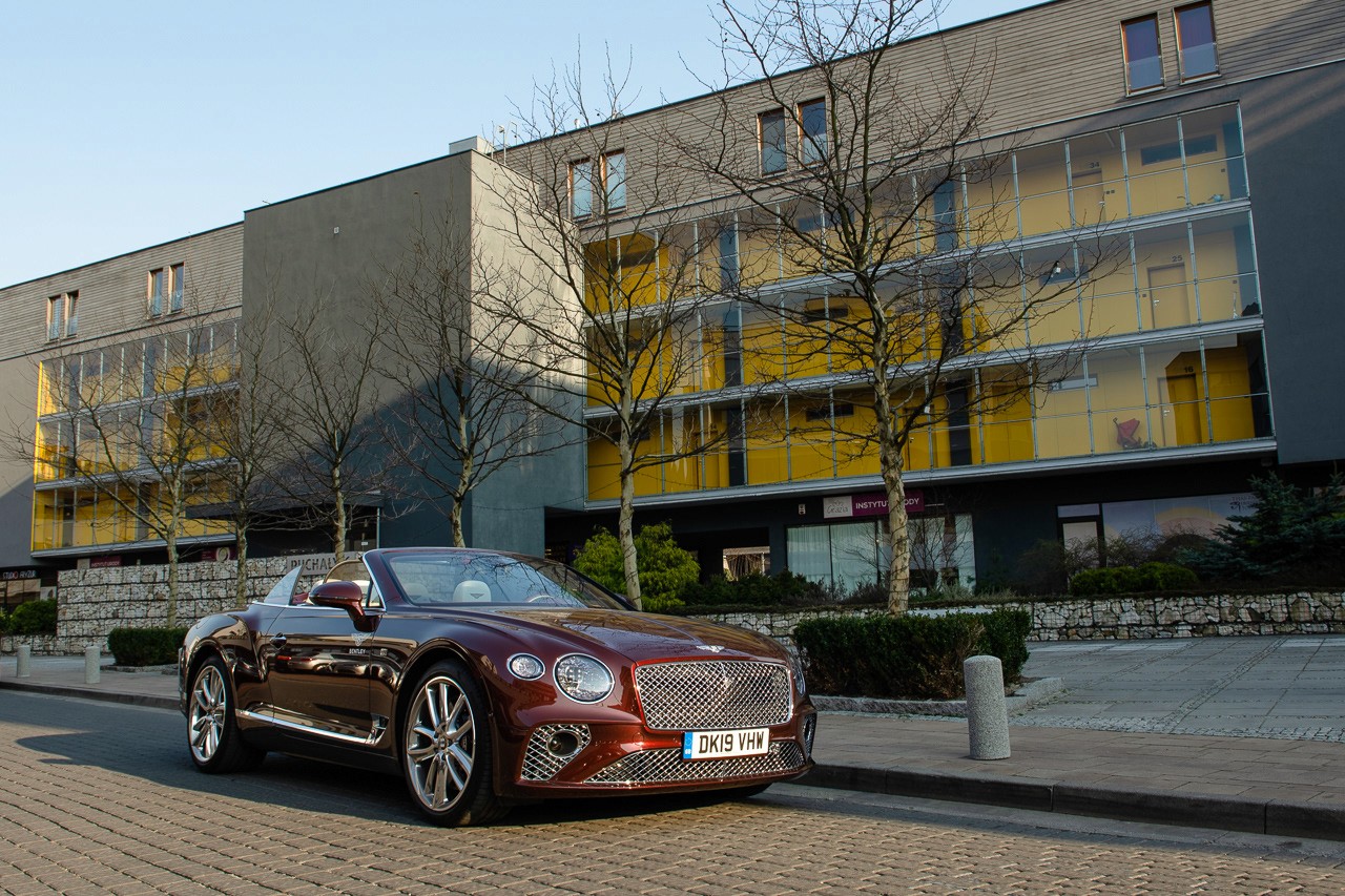 samochód Bentley na tle budynków w dzień