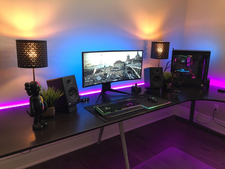 Setup streaming gaming avec écran incurvé et éclairage LED violet