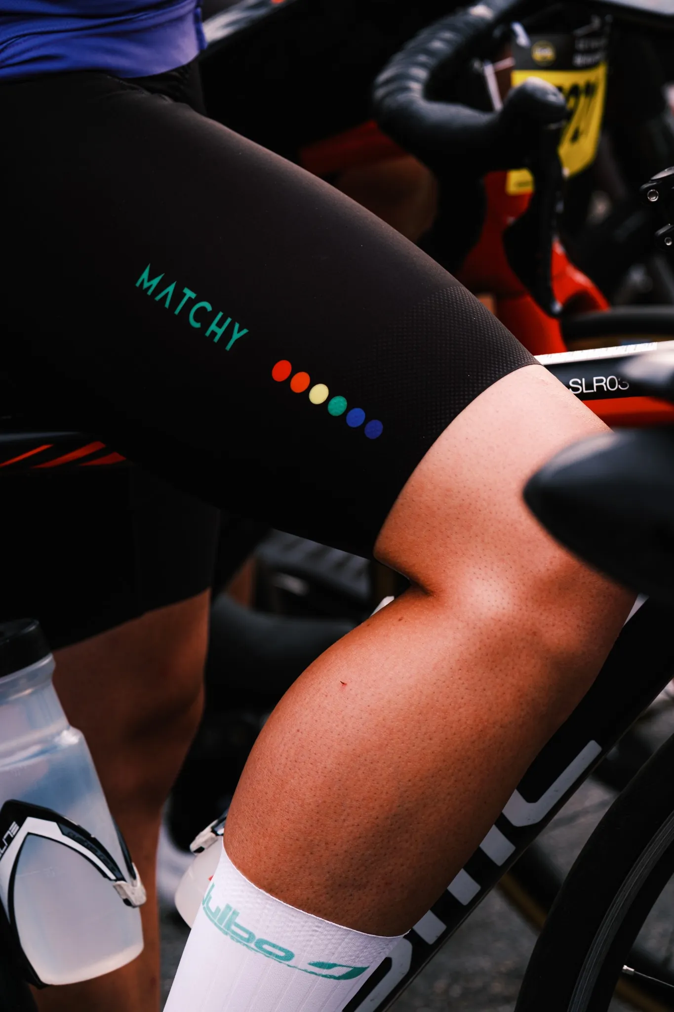 Vue rapprochée sur l’équipement de cyclisme Matchy x Julbo avant la compétition.
