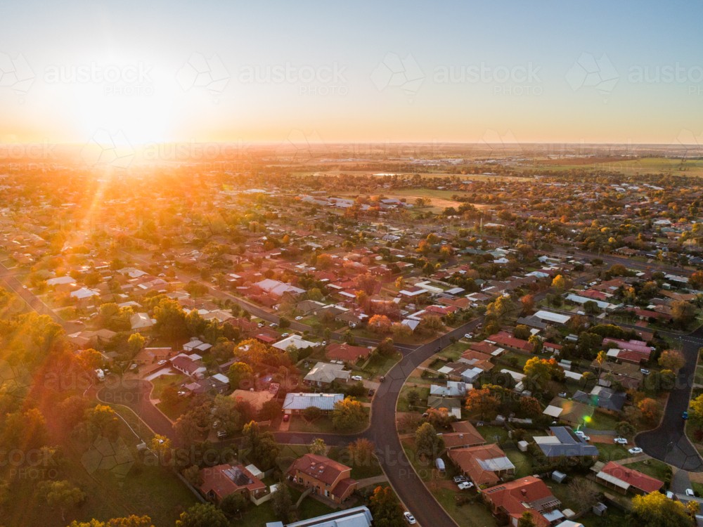 https://www.austockphoto.com.au/imgcache/uploads/photos/compressed/warm-golden-sunset-light-over-houses-of-suburb-in-inland-australian-city-of-dubbo-austockphoto-000286222.jpg