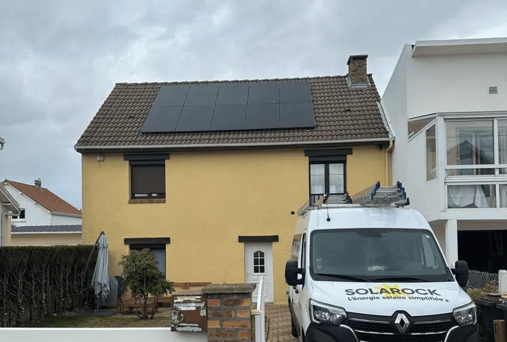 Photo d'une maison au Havre équipée de panneaux photovoltaïques dont l'installation a été faite par Solarock.