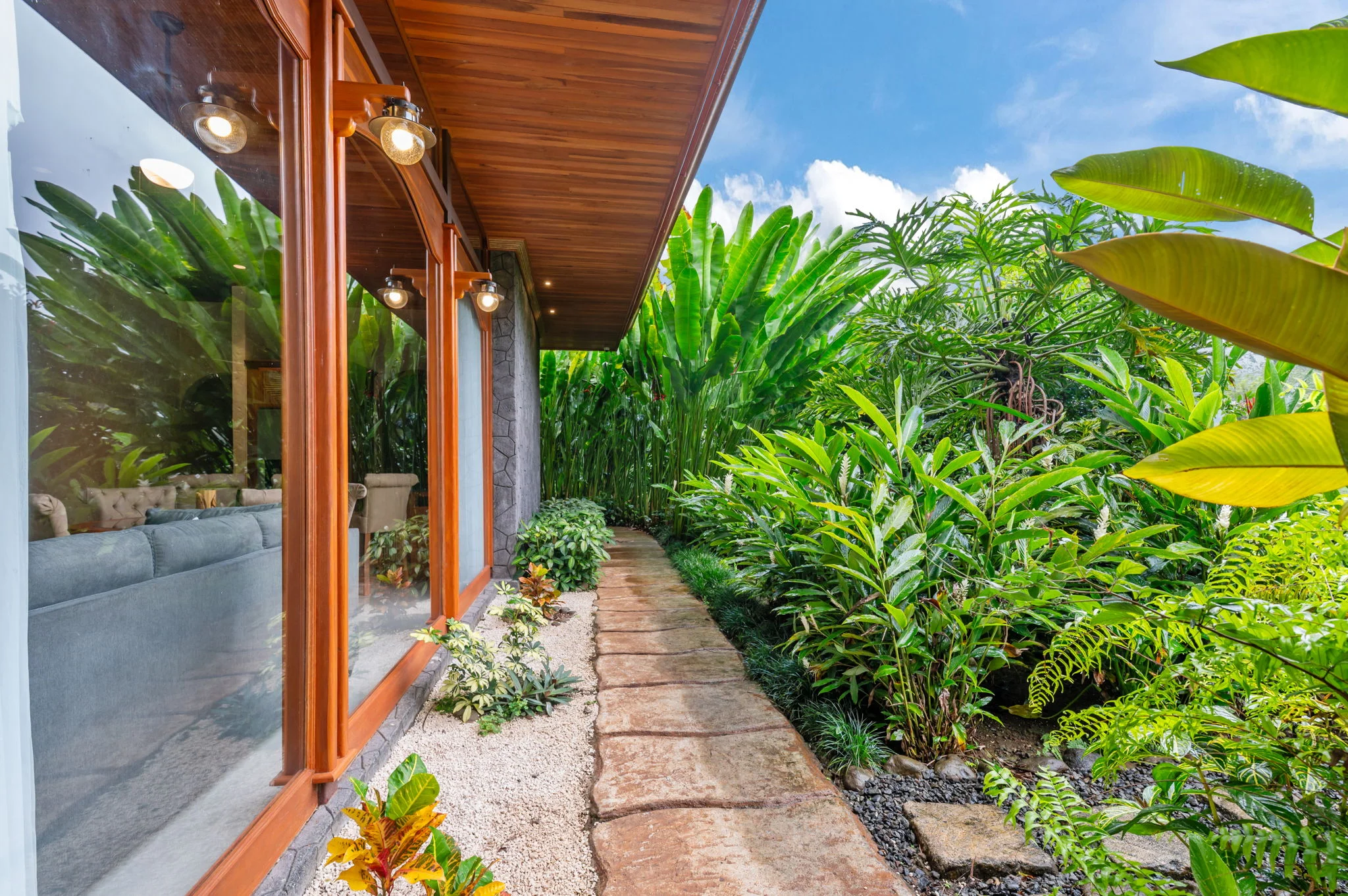 The side of Villa Torres with privacy garden