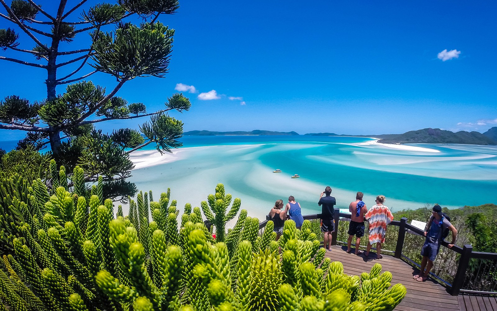 תיירים צופים במי התכלת והחולות הלבנים של גבעת אינלט בווייטסאנדיי, אוסטרליה.