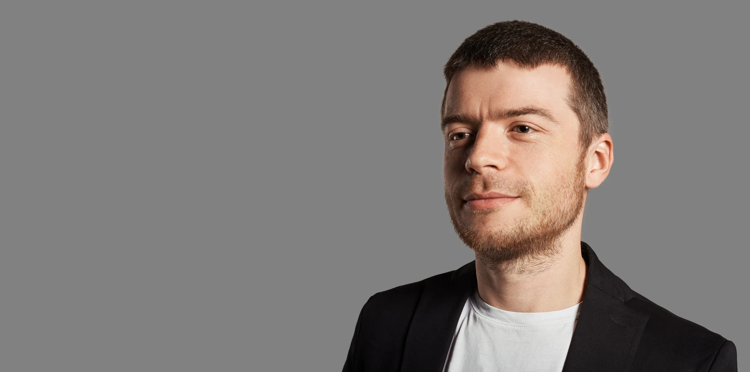 homem sorrindo para foto de perfil profissional