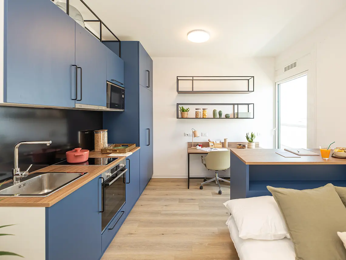 Open-plan student studio in Bologna with full kitchen, study desk and single bed