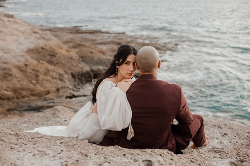Emotionales Paar-Shooting an der Küste von Selina Fröhlich Fotografie.