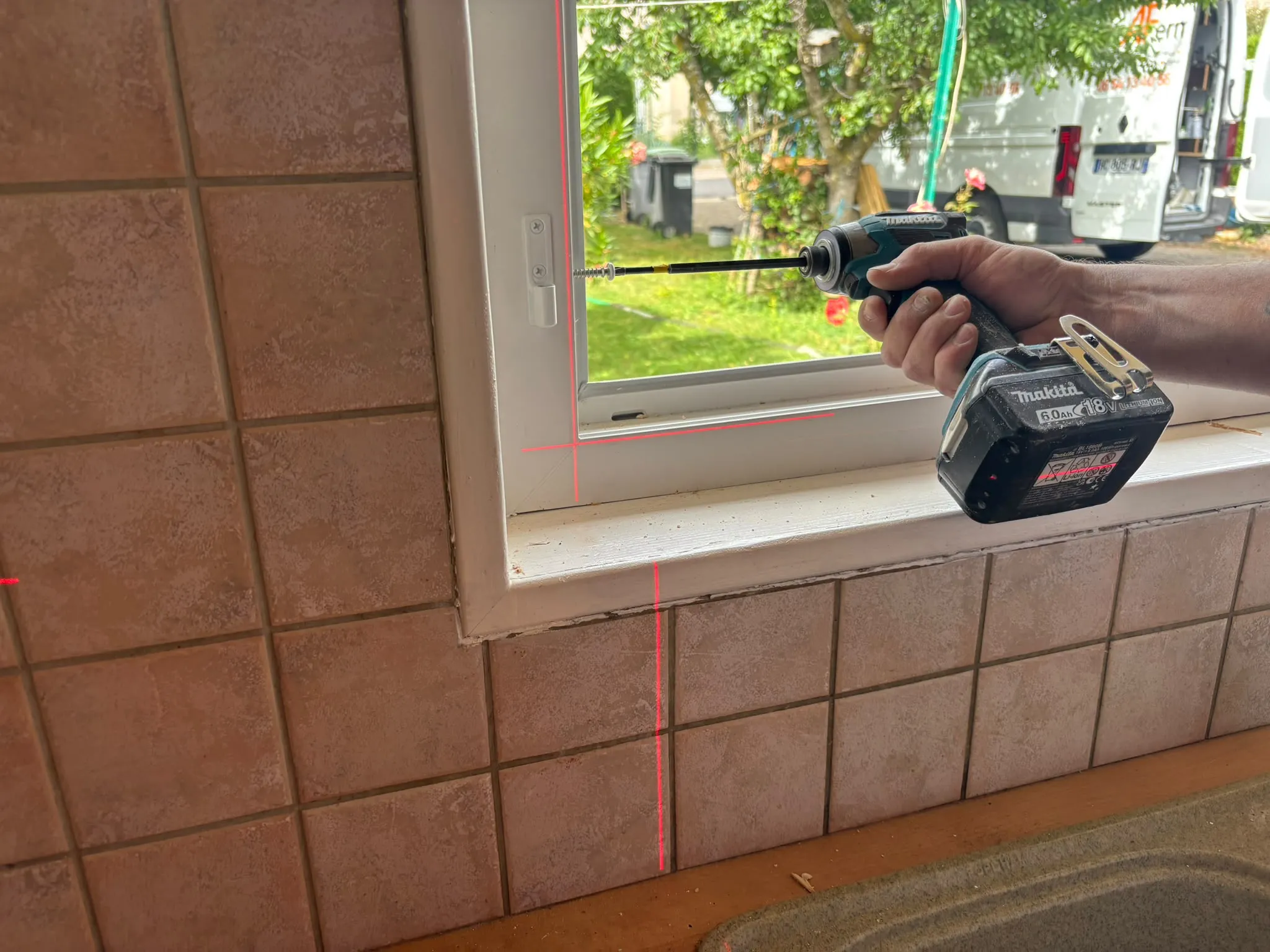 Intervention sur une fenêtre avec un outil de pose — AFermetures