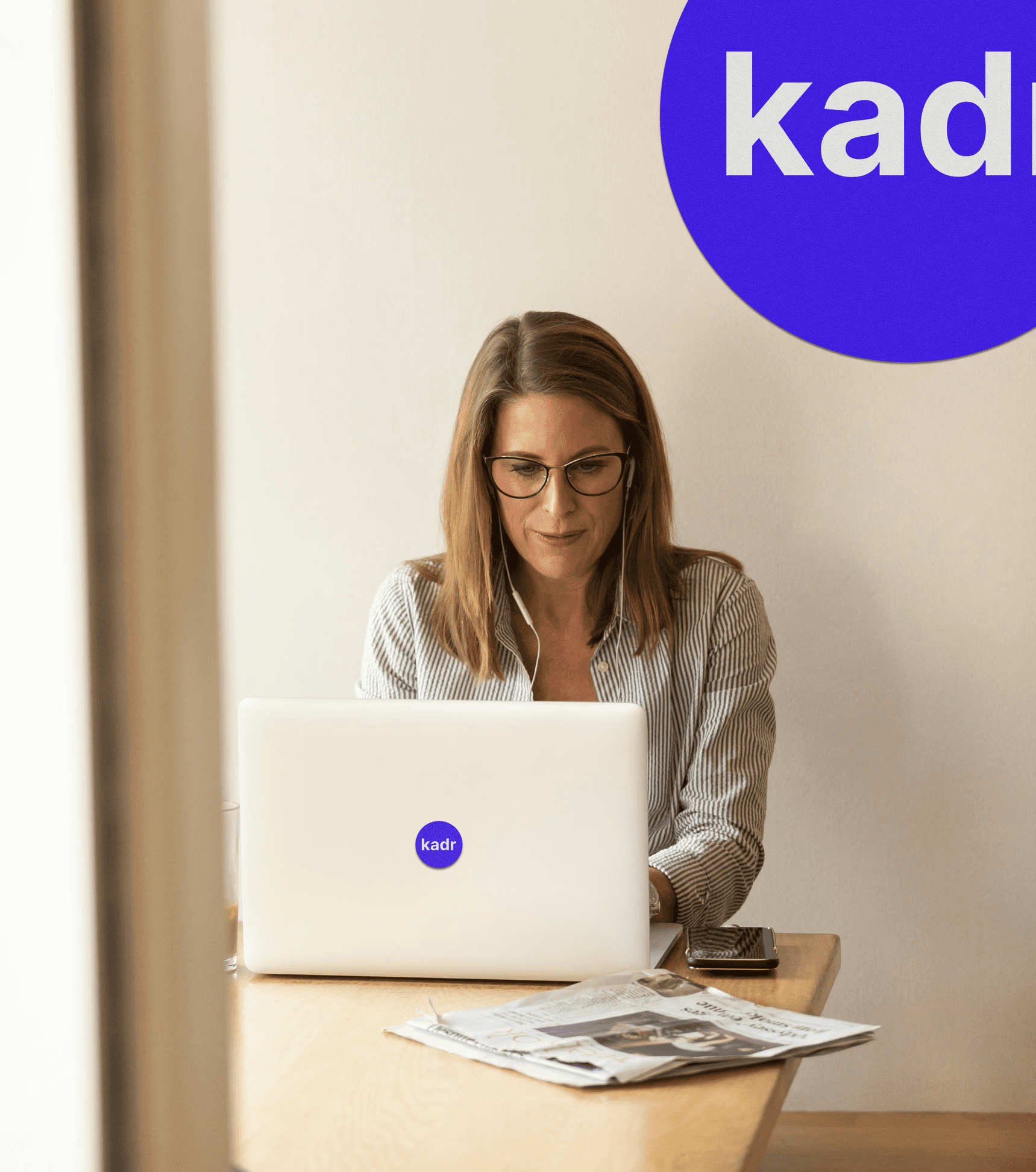 Oseba dela na računalniku - iskanje kadra, delavka sedi za računalnikom