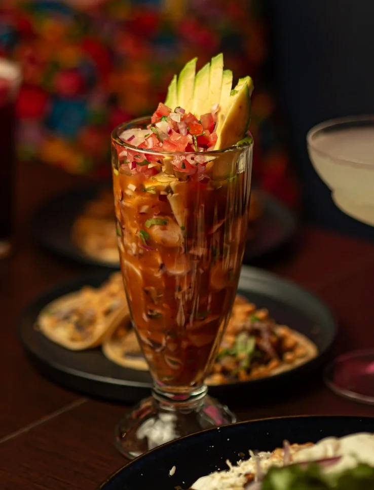 Cóctel de camarón estilo mexicano con aguacate y salsa artesanal, plato estrella del brunch mexicano en Piñata Cantina Barcelona.