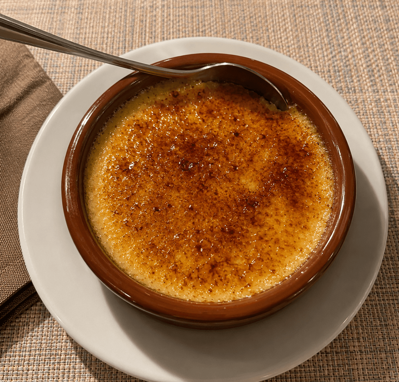 Crème brûlée maison servie en dessert à La Cassolette
