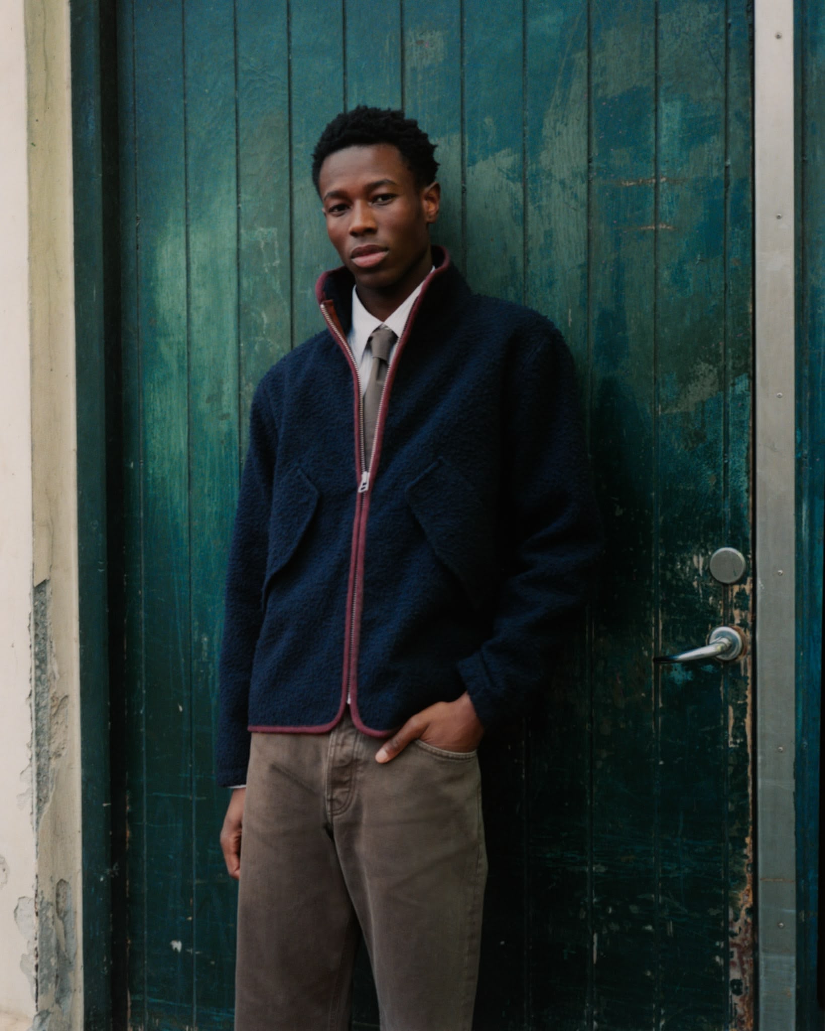 Dans le lookbook de la marque Danoise Another Aspect, le mannequin porte une veste en polaire de laine noire, une cravate et un jean large