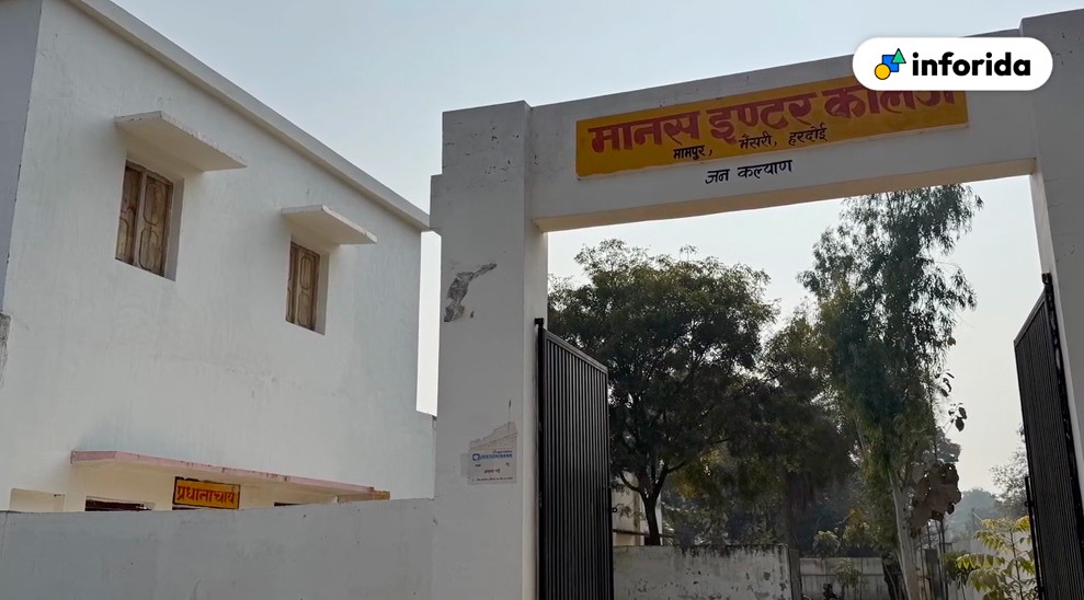 a classroom full of students sitting at desks