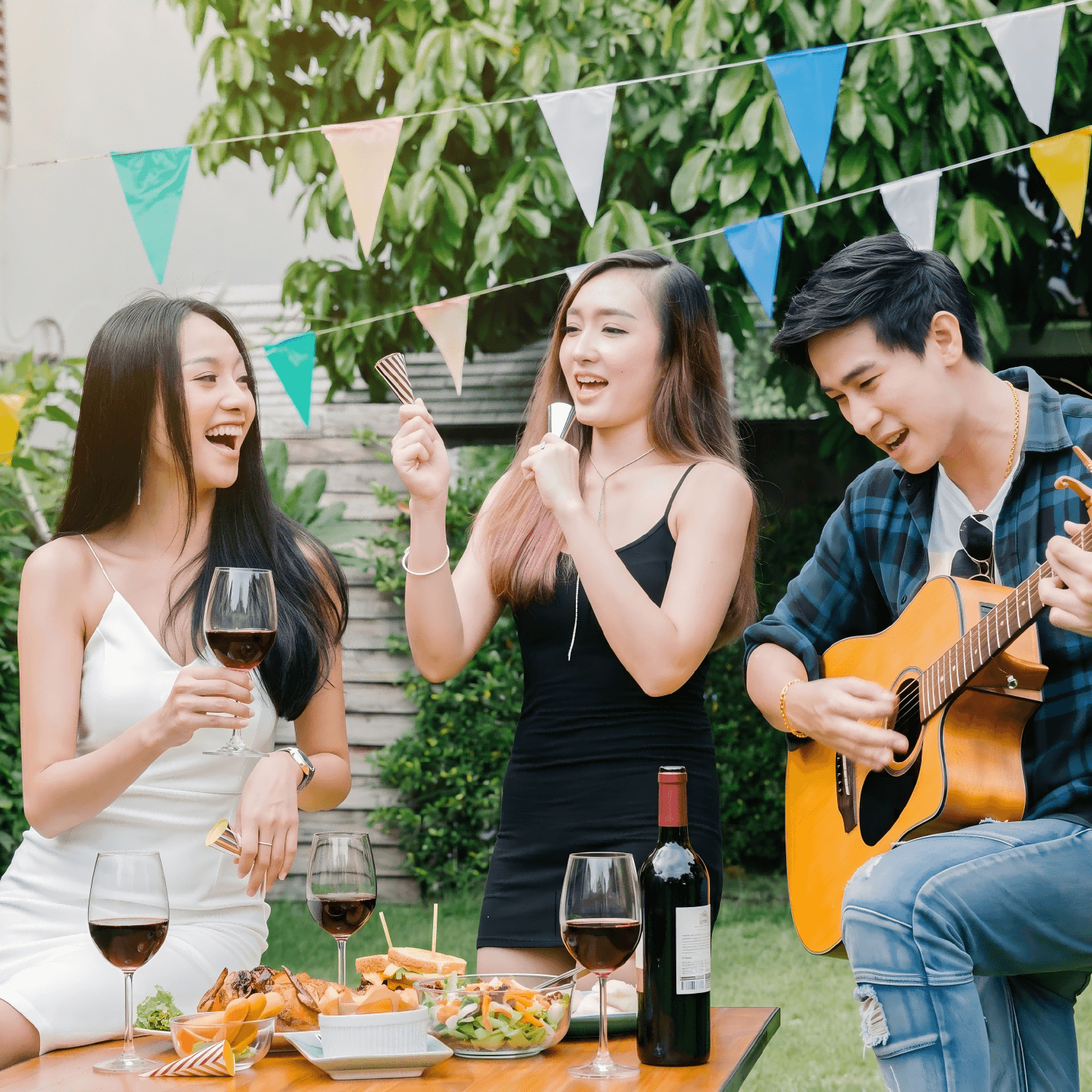 品牌嘉年華派對 Brand Experience Carnival 現場，客戶彈吉他、品酒與用餐，展現 premium lifestyle event 氛圍