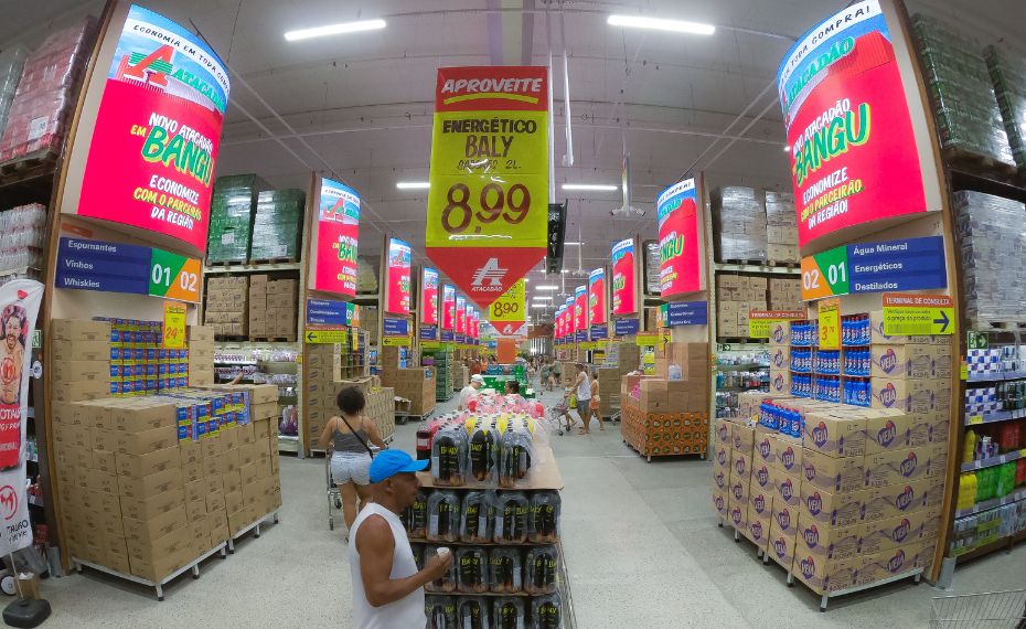 Atacadão inaugura loja modelo em retail media com mais de 200m² de telas