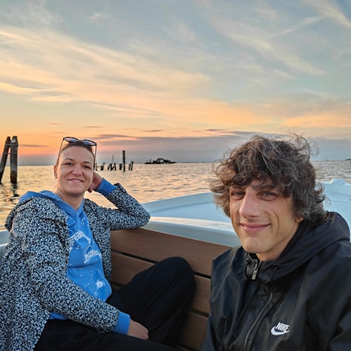 在美丽的落日背景下，客户正在享受船游