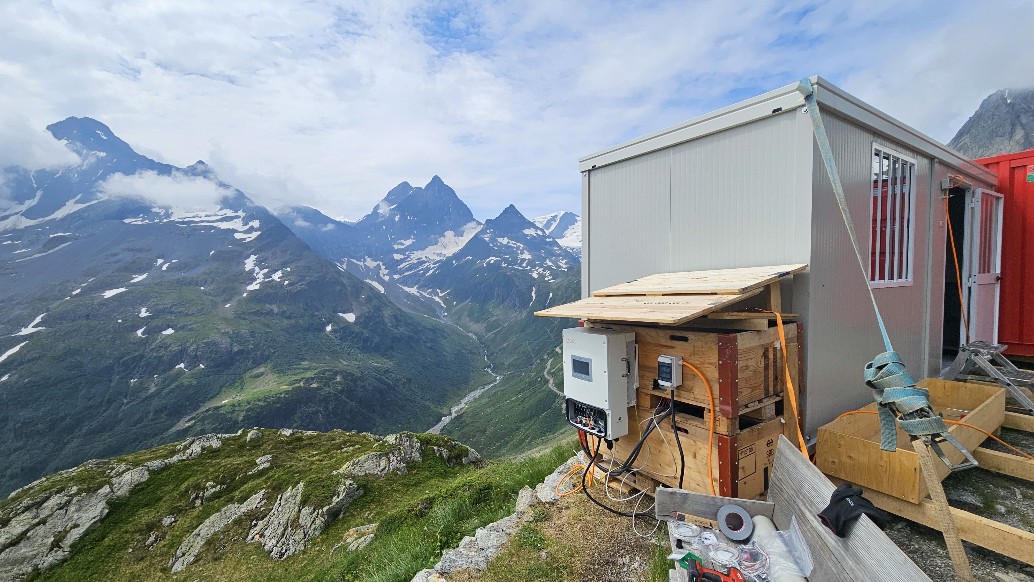 Photovoltaikmodule an der Sustlihütte mit Bergpanorama