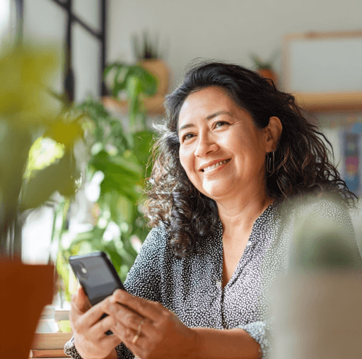 Femme remplissant un questionnaire Aldebaran sur son téléphone