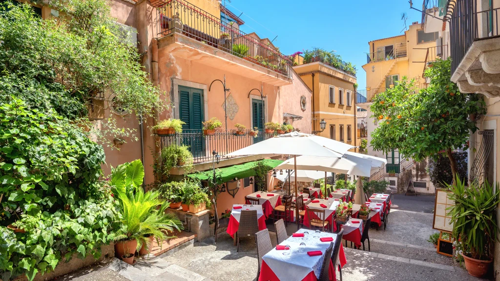 Små, flotte gater i Taormina på Sicilia | Expa Travel