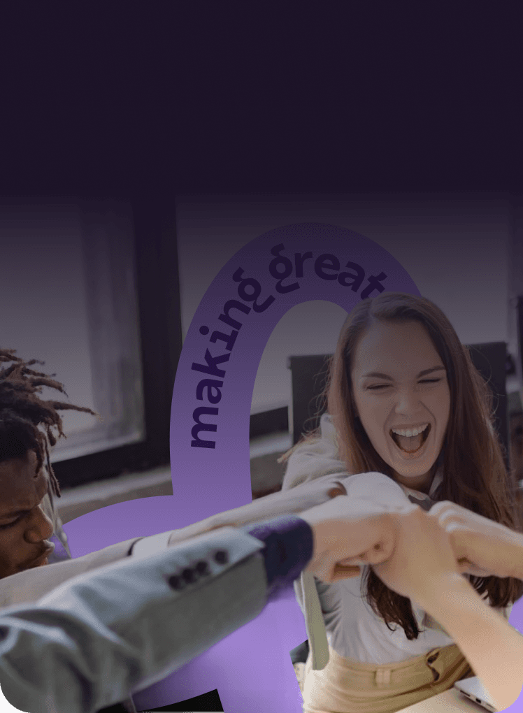 Team che festeggia un successo in ufficio. Sezione Referral Restworld: aiuta ristoratori e lavoratori a connettersi grazie alla tua rete.