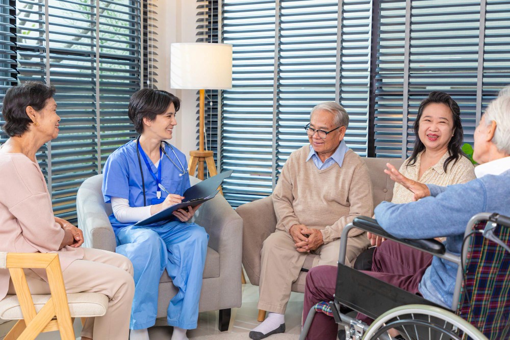 香港安老院舍設計案例 - 長者與家人在溫馨舒適的院舍環境中享受天倫之樂 Hong Kong elderly care home design case - seniors and family enjoying quality time in comfortable care facility